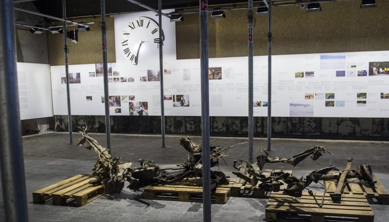 Gedenkst&auml;tte in Oslo: Was wie wahllos zusammengesammelter Schrott aussieht, sind die &Uuml;berreste des Autos, mit dem Anders Breivik die Regierungsgeb&auml;ude angriff. Foto: Fredril Varfjell