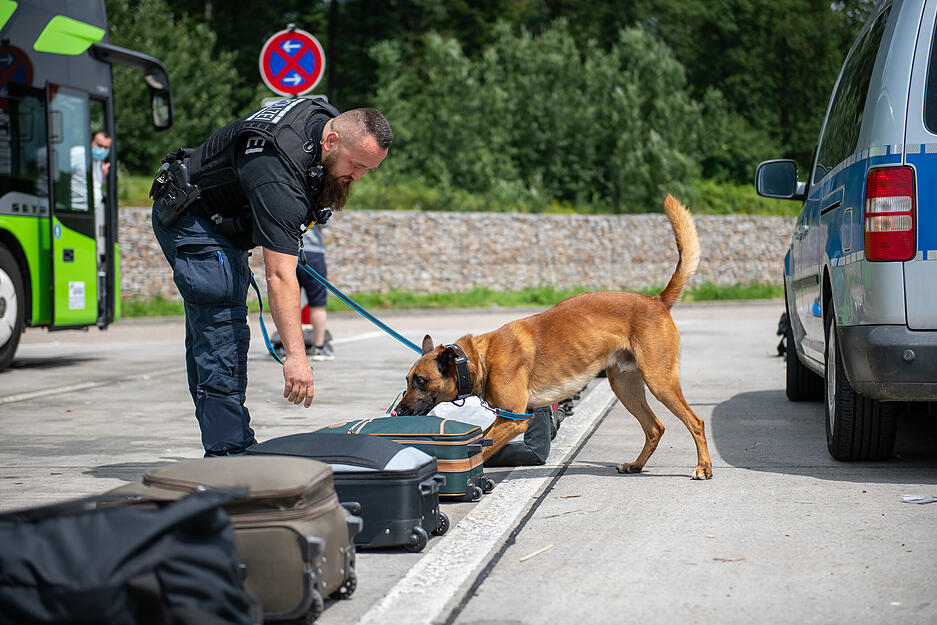 Großkontrolle der Autobahnpolizei "zur Bekämpfung und Kenntnisgewinnung im Bereich Drogenfahndung und Urkundenfälschung