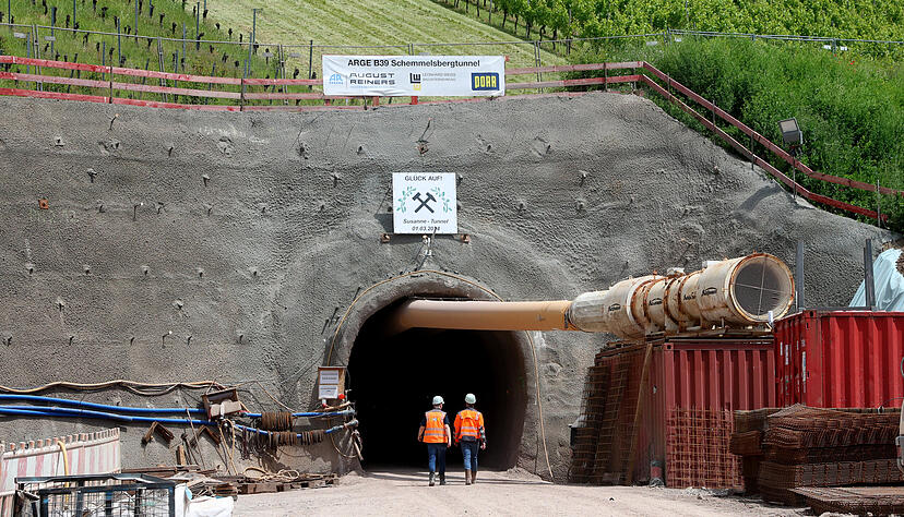 Rund 200 Meter haben die Arbeiter den Fluchtstollen bereits in den Schemelsberg hineingebaggert.
