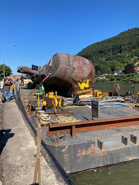 Mehr als 350 Tonnen wiegt das U-Boot, das auf dem Weg nach Sinsheim in Heidelberg gedreht wird.