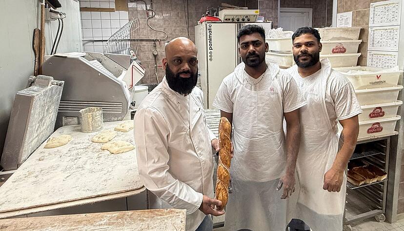 Das Team der Sieger-Bäckerei beim Pariser Baguette-Wettbewerb ist mächtig stolz. Das Team der Sieger-Bäckerei beim Pariser Baguette-Wettbewerb ist mächtig stolz.