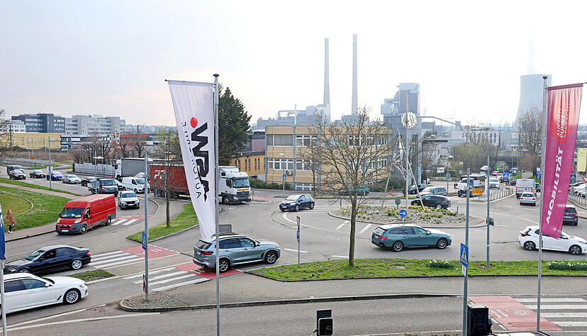 Rund um den Kreisel am Stiftsberg in Neckarsulm ist immer viel Verkehr. Zu den Stoßzeiten ist es oft schwierig, den wichtigen Knotenpunkt zu überqueren.
Foto: Ralf Seidel Rund um den Kreisel am Stiftsberg in Neckarsulm ist immer viel Verkehr. Zu den Stoßzeiten ist es oft schwierig, den wichtigen Knotenpunkt zu überqueren.
Foto: Ralf Seidel