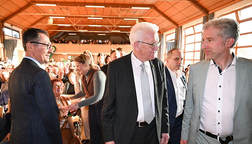 OB Palmer, hier rechts neben Gr&uuml;nen-Spitzenkandidat Cem &Ouml;zdemir und Ministerpr&auml;sident Winfried Kretschmann, wurde w&auml;hrend einer Wahlkampfveranstaltung angezeigt.