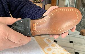 Industrie oder Handarbeit: Erich Schuh beschäftigt sich mit jedem Schuh. Foto: Ulrike Plapp-Schirmer Industrie oder Handarbeit: Erich Schuh beschäftigt sich mit jedem Schuh. Foto: Ulrike Plapp-Schirmer