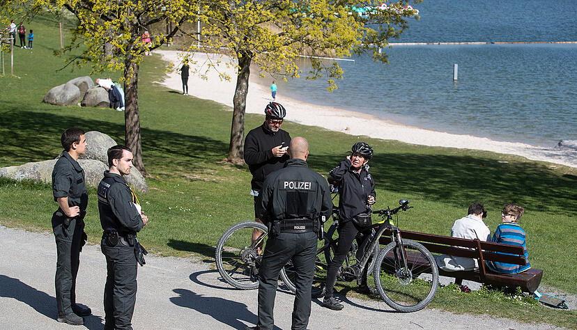 Wie hier am Breitenauer See kontrolliert die Polizei auch in Heilbronn, ob die Abstandsregeln eingehalten werden. Foto: Archiv/Veigel