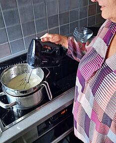 Klara Murso rührt die Zutaten zur Weinschaumsoße.
Foto: privat Klara Murso rührt die Zutaten zur Weinschaumsoße.
Foto: privat