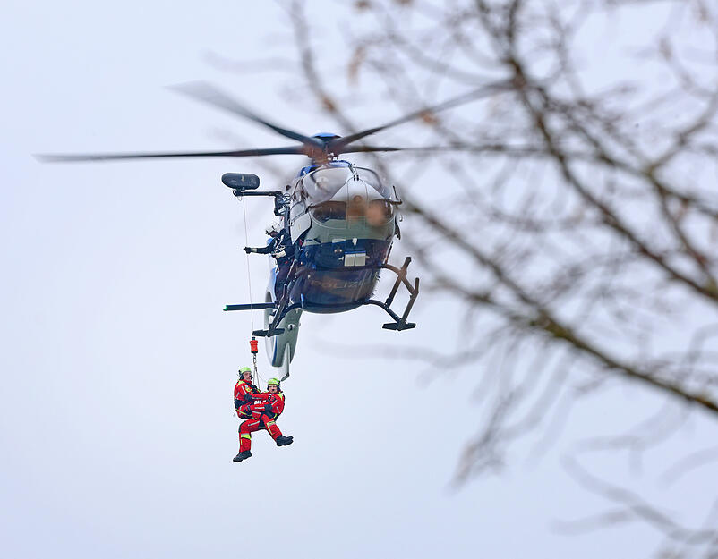 Einsatzkräfte üben die Höhenrettung im Erlebnispark Tripsdrill