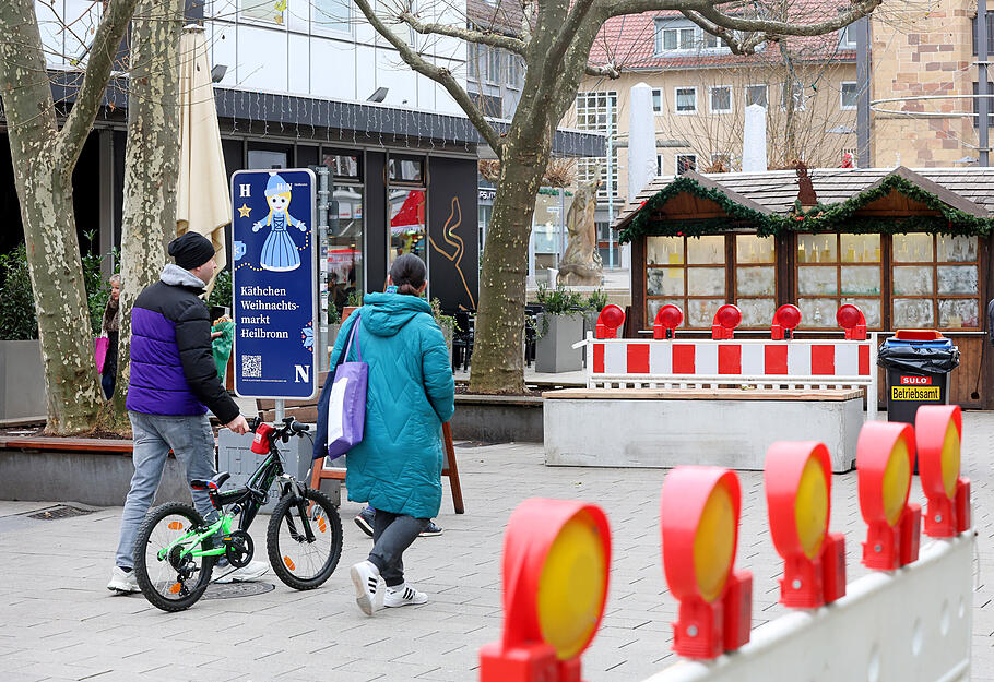 Massive Betonpfeiler, die durch ein starkes Stahlseil verbunden sind, schützen Eingänge zum Weihnachtsmarkt.