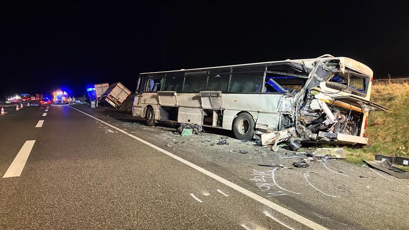 Unfall auf der A6 am frühen Morgen: Ein Lkw krachte auf Höhe von Erlenbach in einen Reisebus. Vier Personen wurden leicht verletzt. Unfall auf der A6 am frühen Morgen: Ein Lkw krachte auf Höhe von Erlenbach in einen Reisebus. Vier Personen wurden leicht verletzt.