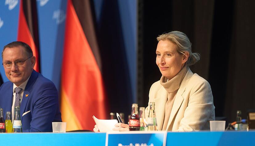 Auch die AfD-Bundesvorsitzenden Weidel und Chrupalla trafen mit Versp&auml;tung ein.