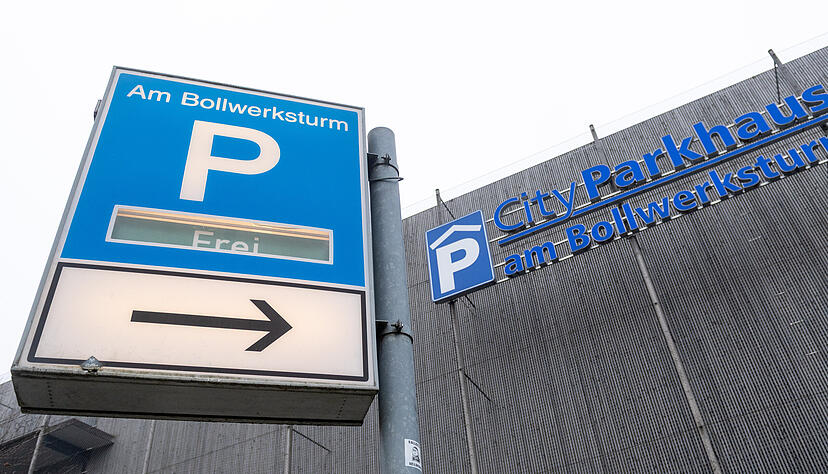 Die markante Holzfassade zeichnet das Heilbronner Parkhaus am Bollwerksturm aus.