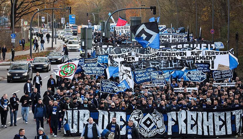 Vor dem Bundesliga-Spiel zwischen dem Hamburger SV und dem VfB Stuttgart demonstrieren Fans des HSV gegen die geplanten Maßnahmen zur Stadionsicherheit.