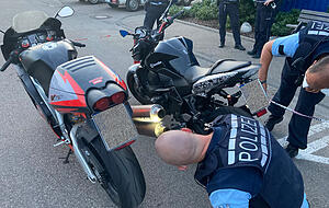Auch Motorräder fielen den Beamten auf und wurden an der Austraße kontrolliert. In diesem Fall haperte es an der Schalldämpfung. Foto: Alexander Klug