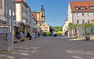In der Neckarsulmer Innenstadt ist noch wenig los. Ina Maria Berthold, Inhaberin von Berthold Lederwaren und Reisegepäck, hofft deshalb auf weitere Öffnungsschritte. In der Neckarsulmer Innenstadt ist noch wenig los. Ina Maria Berthold, Inhaberin von Berthold Lederwaren und Reisegepäck, hofft deshalb auf weitere Öffnungsschritte.