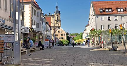 In der Neckarsulmer Innenstadt ist noch wenig los. Ina Maria Berthold, Inhaberin von Berthold Lederwaren und Reisegepäck, hofft deshalb auf weitere Öffnungsschritte.
