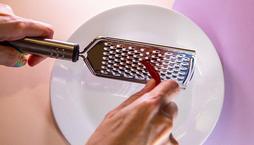 Bekommt man die Chilischote mit einer Küchenreibe klein? Bekommt man die Chilischote mit einer Küchenreibe klein?