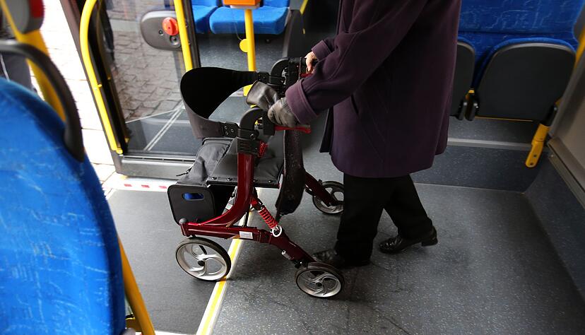 Sicher ein- und aussteigen: Das kann man bei Rollator-Trainings lernen. Sicher ein- und aussteigen: Das kann man bei Rollator-Trainings lernen.