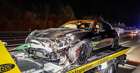 Ein Porsche ist kurz vor dem Weinsberger Kreuz auf der A6 in Fahrtrichtung Nürnberg mit einem Kleinwagen kollidiert. Ein Porsche ist kurz vor dem Weinsberger Kreuz auf der A6 in Fahrtrichtung Nürnberg mit einem Kleinwagen kollidiert.