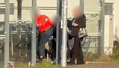 Eine Szene aus dem Video, das die Tat am Eppinger Bahnhof zeigen soll.