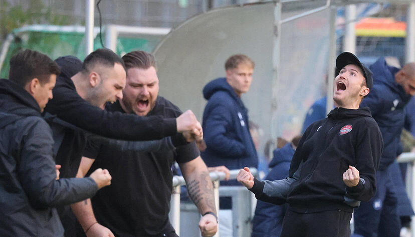 Oberliga Türkspor Neckarsulm gegen Karlsuher SC 2, Jubel auf der Bank von Türkspor Neckarsulm nach den Schlusspfiff