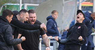 Oberliga Türkspor Neckarsulm gegen Karlsuher SC 2, Jubel auf der Bank von Türkspor Neckarsulm nach den Schlusspfiff