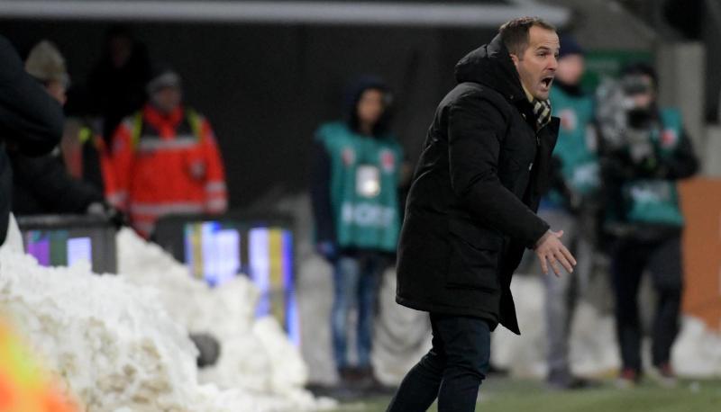 F&uuml;r Augsburgs Trainer Manuel Baum f&uuml;hlte sich das 1:1 wie eine Niederlage an. Foto: Stefan Puchner