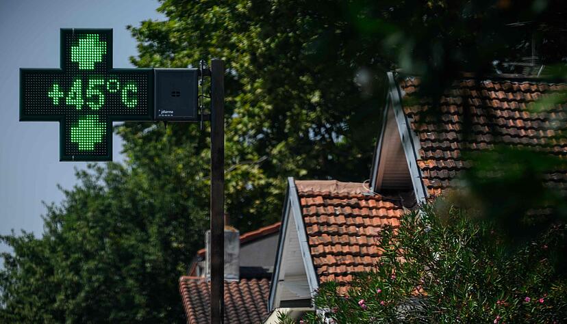 Während der Hitzewelle in Frankreich zeigt ein Apothekenschild eine Temperatur von 45 Grad in Toulouse im Südwesten des Landes an. (Archivbild)