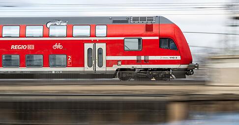 In einem Zug zwischen Heilbronn und W&uuml;rzburg hat ein Mann in den Wagen gepinkelt.