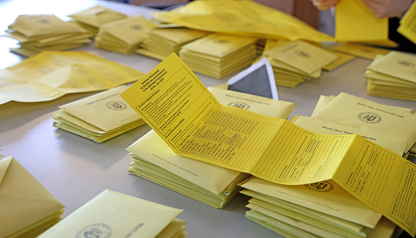 Mit dem Auszählen hat die eigentliche Arbeit für die Wahlhelfer begonnen.