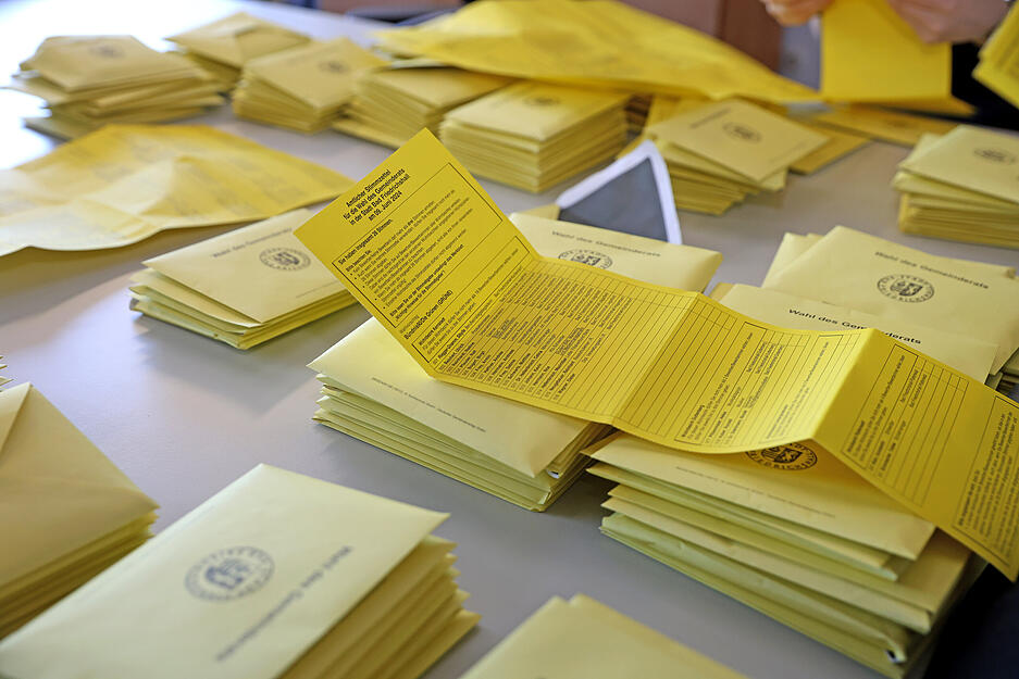 Mit dem Auszählen beginnt die eigentliche Arbeit für die Wahlhelfer.
