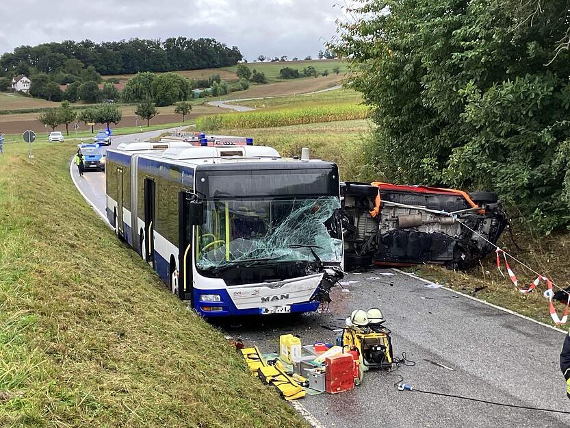 Eine 21-Jährige verlor mit ihrem VW-Kleintransporter in einer Rechtskurve die Kontrolle über ihr Fahrzeug und prallte in den Linienbus.