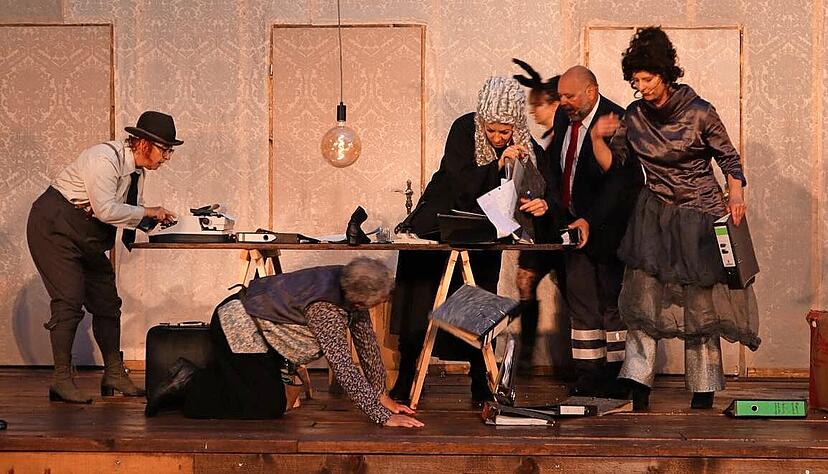 Turbulent &ndash; und manchmal etwas laut &ndash; wird es auf der B&uuml;hne. Zum Beispiel bei der Gerichtsszene, bei der die Ordner mehrfach durch die Gegend fliegen.