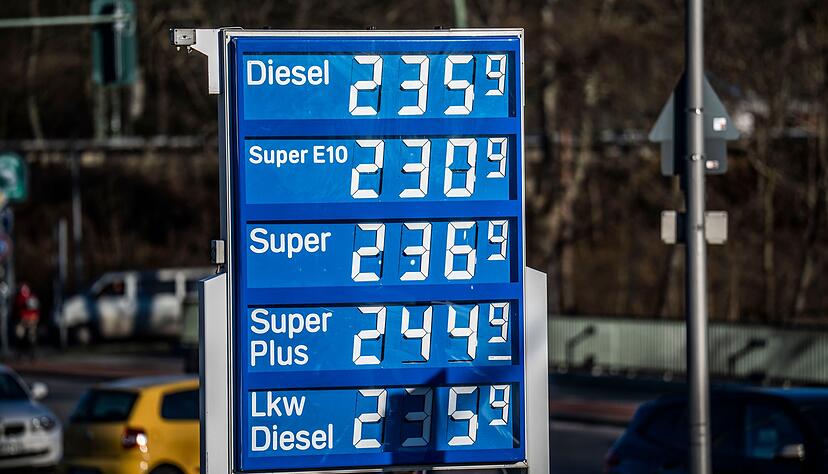 Die Preise für Diesel und Benzin sind seit dem Krieg in der Ukraine teils deutlich über die Marke von zwei Euro gestiegen. Die Preise für Diesel und Benzin sind seit dem Krieg in der Ukraine teils deutlich über die Marke von zwei Euro gestiegen.