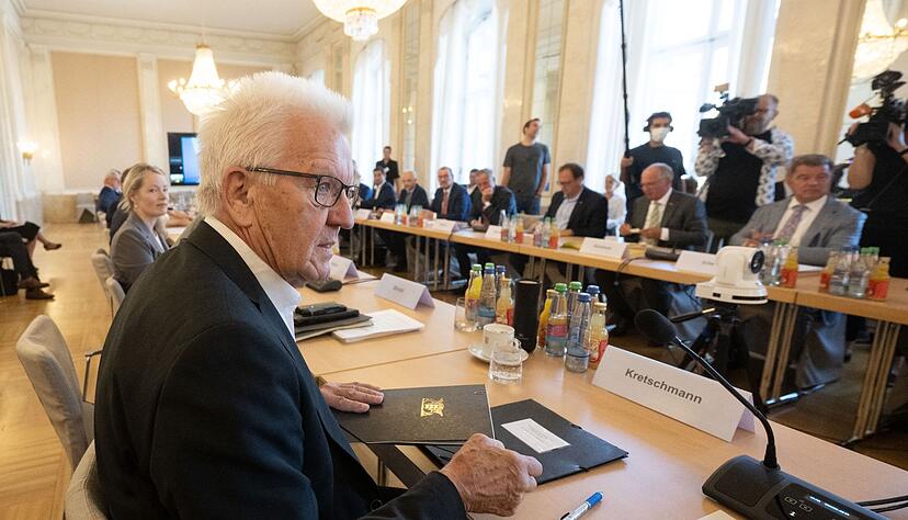Winfried Kretschmann (Bündnis 90/Die Grünen), Ministerpräsident von Baden-Württemberg, nimmt im Neuen Schloss am Gasgipfel der grün-schwarzen Landesregierung teil.
