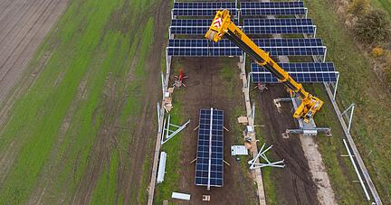 Oben Ökostrom, unten Landwirtschaft: So ähnlich wird die in Kupferzell geplante Agri-PV-Anlage aussehen.