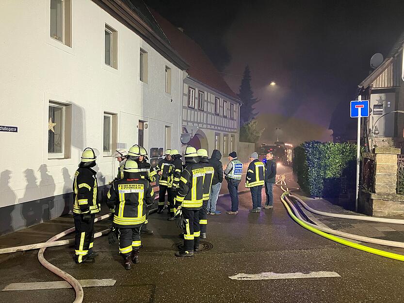 Mit etlichen Kräften war die Feuerwehr in Eppingen-Mühlbach am Montagabend bei einem Scheunenbrand im Einsatz. Mit etlichen Kräften war die Feuerwehr in Eppingen-Mühlbach am Montagabend bei einem Scheunenbrand im Einsatz.