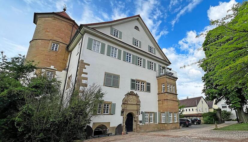 Der ehemalige Weinsberger Gymnasiallehrer Ulrich Maier geht in seinem Buch „Kraichgau. 55 Meilensteine der Geschichte“ auch auf die Herren von Gemmingen ein. Im gleichnamigen Ort steht ihr Stammschloss.
Fotos: Archiv/Plapp-Schirmer (2), Veigel (1) Der ehemalige Weinsberger Gymnasiallehrer Ulrich Maier geht in seinem Buch „Kraichgau. 55 Meilensteine der Geschichte“ auch auf die Herren von Gemmingen ein. Im gleichnamigen Ort steht ihr Stammschloss.
Fotos: Archiv/Plapp-Schirmer (2), Veigel (1)