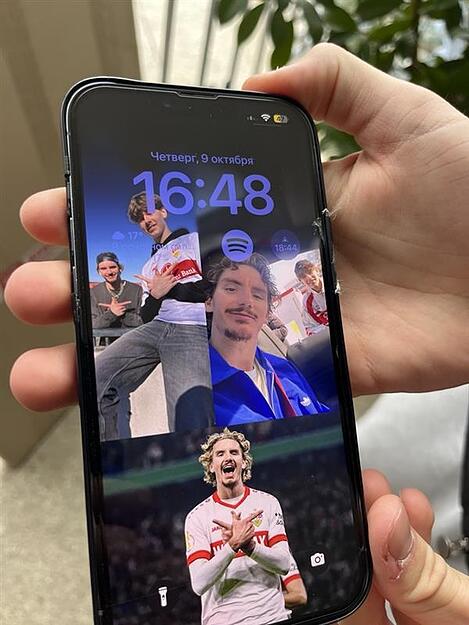 Woltemade-Fan Fedir aus Karlsruhe zeigt stolz die Fotos mit seinem Idol. Er hofft, am Donnerstag vor dem Parkhotel einen Blick auf das DFB-Team werfen zu können.