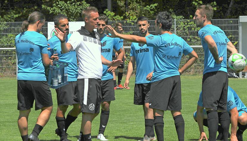 Trainer Andreas Lechner (weißes T-Shirt) und der VfR Heilbronn sind ein heißer Anwärter auf die Meisterschaft und würden mit einem dritten Titelgewinn in Folge Geschichte schreiben.
Fotos: Alexander Bertok