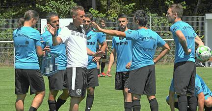 Trainer Andreas Lechner (wei&szlig;es T-Shirt) und der VfR Heilbronn sind ein hei&szlig;er Anw&auml;rter auf die Meisterschaft und w&uuml;rden mit einem dritten Titelgewinn in Folge Geschichte schreiben.
Fotos: Alexander Bertok