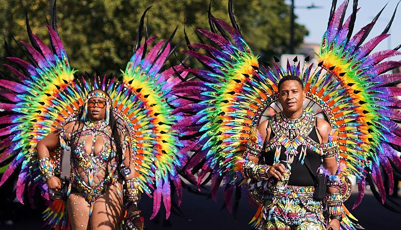 Beim Notting Hill Carnival gibt es bunte Kost&uuml;me, viel nackte Haut und karibische Rhythmen.