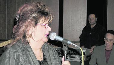 Joy Fleming begeisterte die 600 Zuhörer in der Sinsheimer Stadthalle. Begleitet wurde sie von der Band French Kiss unter der Leitung ihres Ehemanns Bruno Masselon (rechts). (Foto: Annette Gast-Prior) Joy Fleming begeisterte die 600 Zuhörer in der Sinsheimer Stadthalle. Begleitet wurde sie von der Band French Kiss unter der Leitung ihres Ehemanns Bruno Masselon (rechts). (Foto: Annette Gast-Prior)