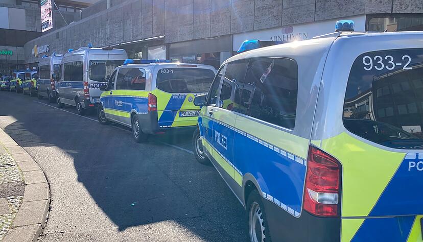 Viel Polizei ist am Wollhaus aufgefahren. Viel Polizei ist am Wollhaus aufgefahren.