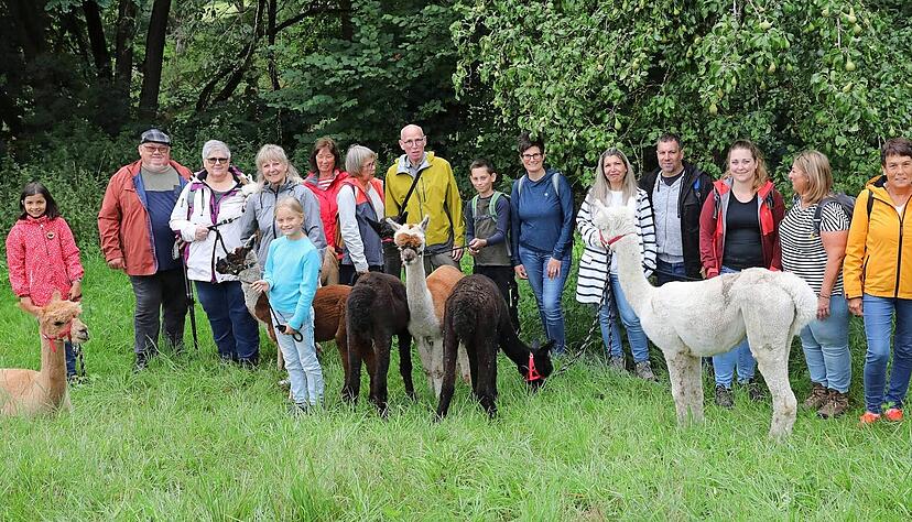 Die Teilnehmerinnen und Teilnehmer der Alpaka-Wanderung beim Stimme-Lesersommer verbrachten einen kurzweiligen Vormittag