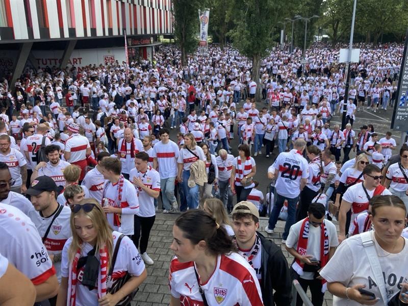 Mit guter Stimmung bei der Fan-Karawane und voller Hoffnung auf die ersten drei Punkte der neuen Saison: Die Fans des VfB Stuttgart.