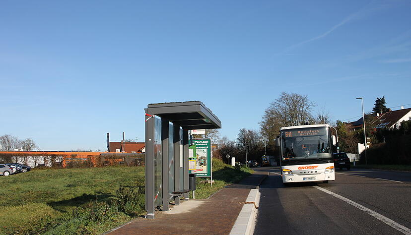 Ein Teil der neuen Wartehäuschen an den barrierefrei umgebauten Bushaltestellen, wie hier auf der Sommerhöhe, sind jetzt aufgestellt. Es fehlt noch die Folierung mit dem Fleiner Wappen und die Fahrgastinformation.
