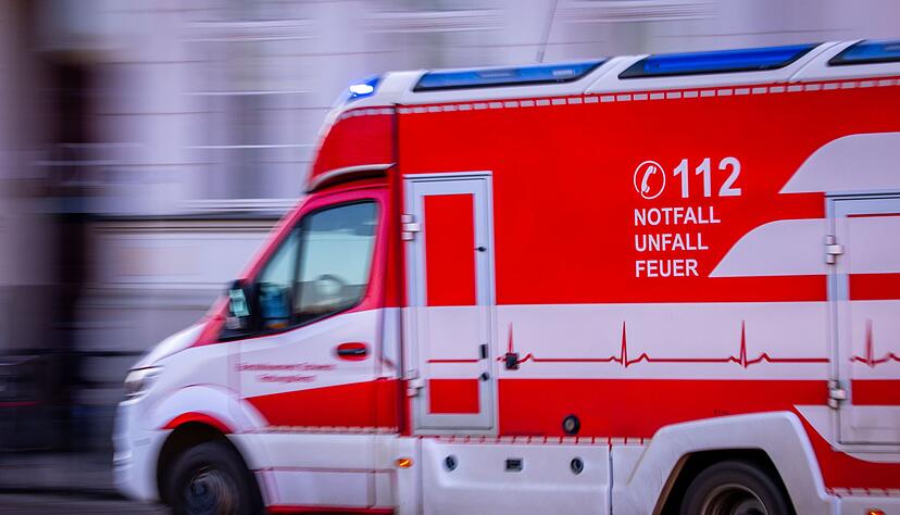 Mit schweren Verletzungen wird der junge Mann ins Krankenhaus gebracht. (Symbolbild) Mit schweren Verletzungen wird der junge Mann ins Krankenhaus gebracht. (Symbolbild)