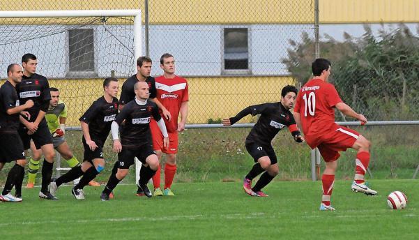 Immer f&uuml;r einen Treffer gut: Manuel Eberhardt (rechts/Nummer 10) macht gegen Siegelsbach sein zehntes Saisontor f&uuml;r den FC Berwangen perfekt.Foto: Klaus Kr&uuml;ger