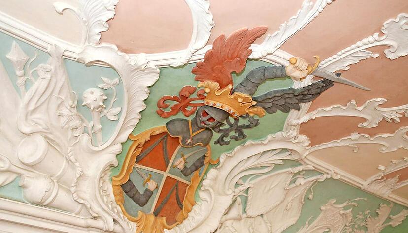 &Uuml;ber dem selbst schmucklosen Empfangszimmer im ersten Obergeschoss befindet sich das farbige Wappen der Familie Killinger &minus; von 1736 bis 1806 die Besitzer des Ritterguts Eschenau.