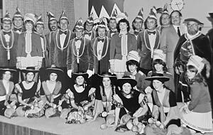 Bei der Fastnacht präsentieren alle stolz die perfekt sitzenden Kostüm, damals wie heute.
Fotos: privat Bei der Fastnacht präsentieren alle stolz die perfekt sitzenden Kostüm, damals wie heute.
Fotos: privat